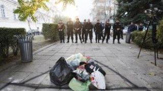 Граждани обсипаха с чували с боклук централата на "ДПС-Ново начало"